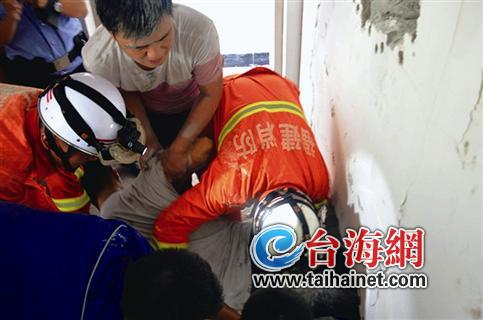 漳州一小伙被困电梯近3小时 救援人员破墙施救(图)