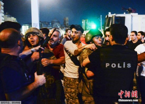 土耳其1563名军人涉政变被逮捕 近千名民众受伤