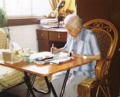2010年，104岁的黄慕兰在写作。