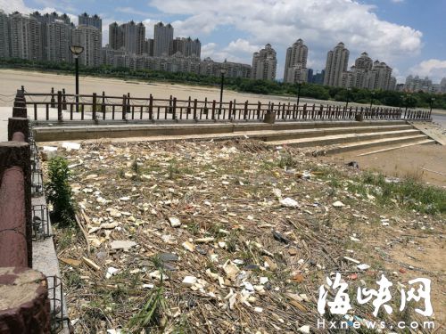 闽江公园南园沙滩上堆满水漂垃圾  