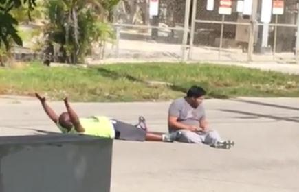美国手无寸铁非裔男子帮助自闭患者 被警察射伤