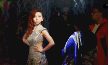 邓紫棋假装蜡像与路人合影 网友:没想到你是这样的邓紫棋