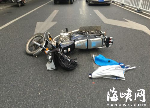 事故现场，遮阳伞已从摩托车上掉落（网友供图）