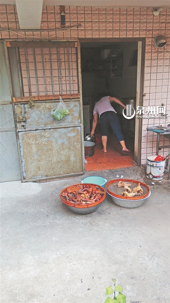泉州卤味“黑作坊”藏身储藏间 卫生极差你敢吃吗？