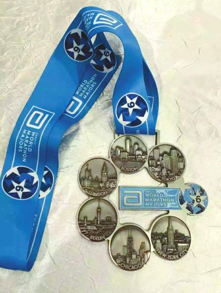 丁艳获得的“世界马拉松大满贯”六星勋章。