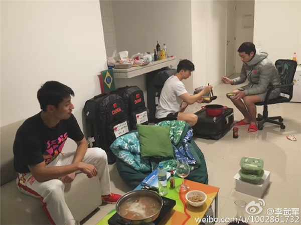 比如，你们男生宿舍果然是脏乱差，我龙哥肯定是里面最干净整洁的存在~
