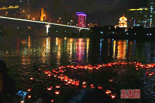 漳州民间祈福活动 九龙江畔民众放水灯祈愿
