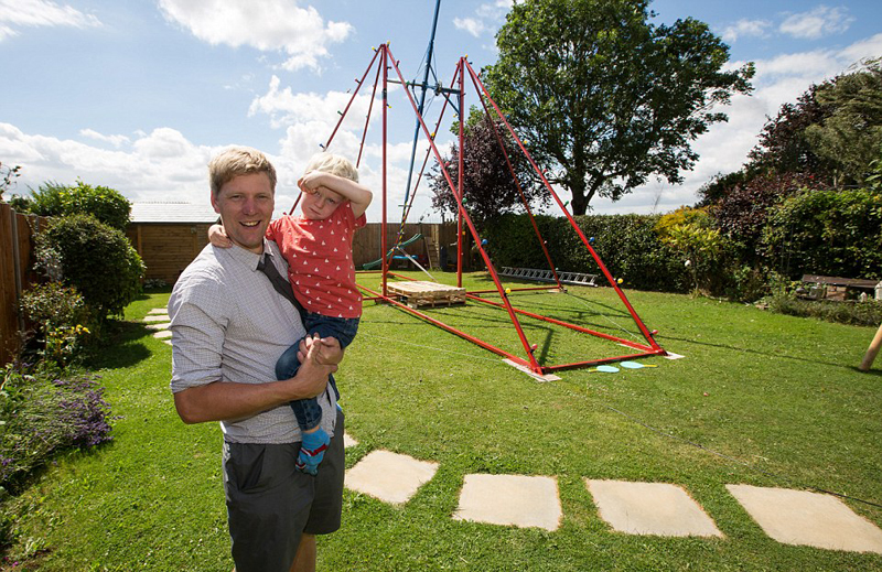 英国牛人父亲为3岁儿子建360°旋转秋千(图)