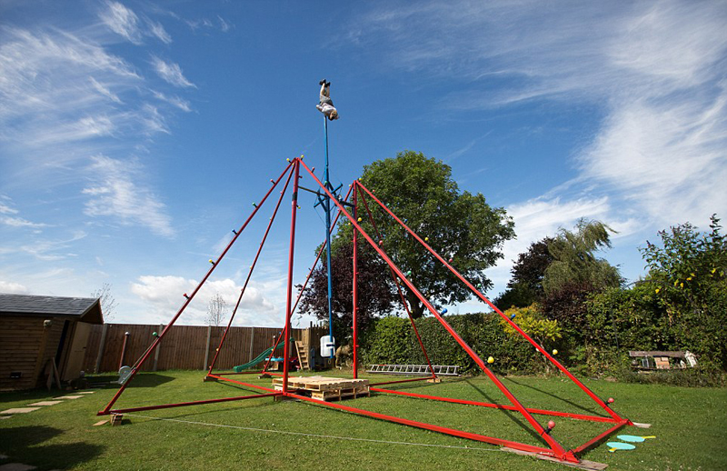 英国牛人父亲为3岁儿子建360°旋转秋千(图)