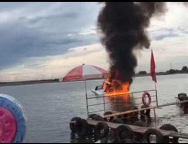 一架直升机坠入嫩江（齐齐哈尔浏园风景区）水面上。