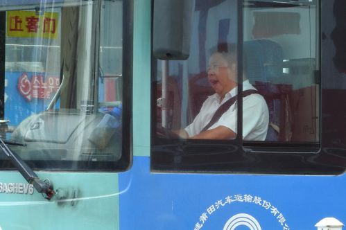 公交车司机常常一工作就是十几小时，夏季行车尤其容易疲劳犯困