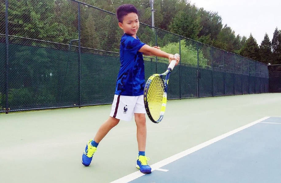 王中磊儿子王元也化身运动小能手 网球马术样样在行