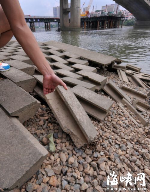 一大片的驳岸塌陷，旁边河岸被江水掏空，市民担心河岸塌方
