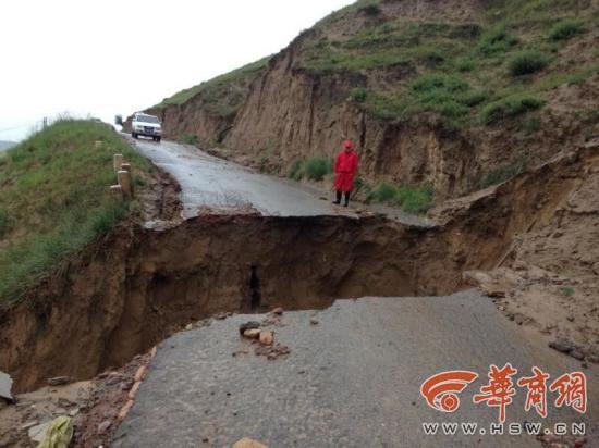 暴雨洪水引发陕西定边长庆采油六厂发生管线泄漏。 华商网 图