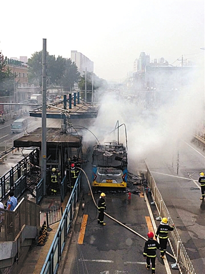北京一公交起火无人伤亡 初步判断是空调电路问题