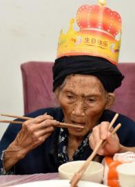 四川：两百亲友贺寿 世界最长寿老人119岁了 