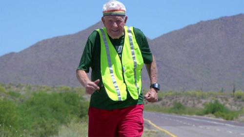 93岁二战老兵花费近3年 完成跑步横越美国壮举