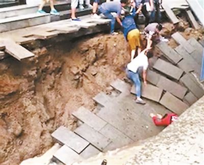 兰州一步行街突然塌陷 地面现长10米宽5米大坑