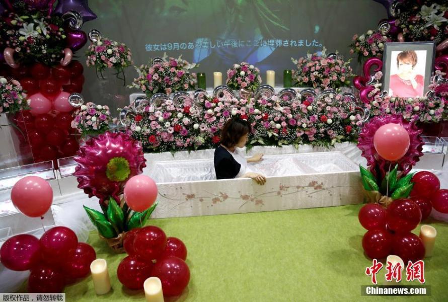 日本举办殡葬产业博览会 女僧人获赞颜值高