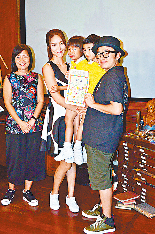 王祖蓝夫妇抱起小孩，尽显父母爱。