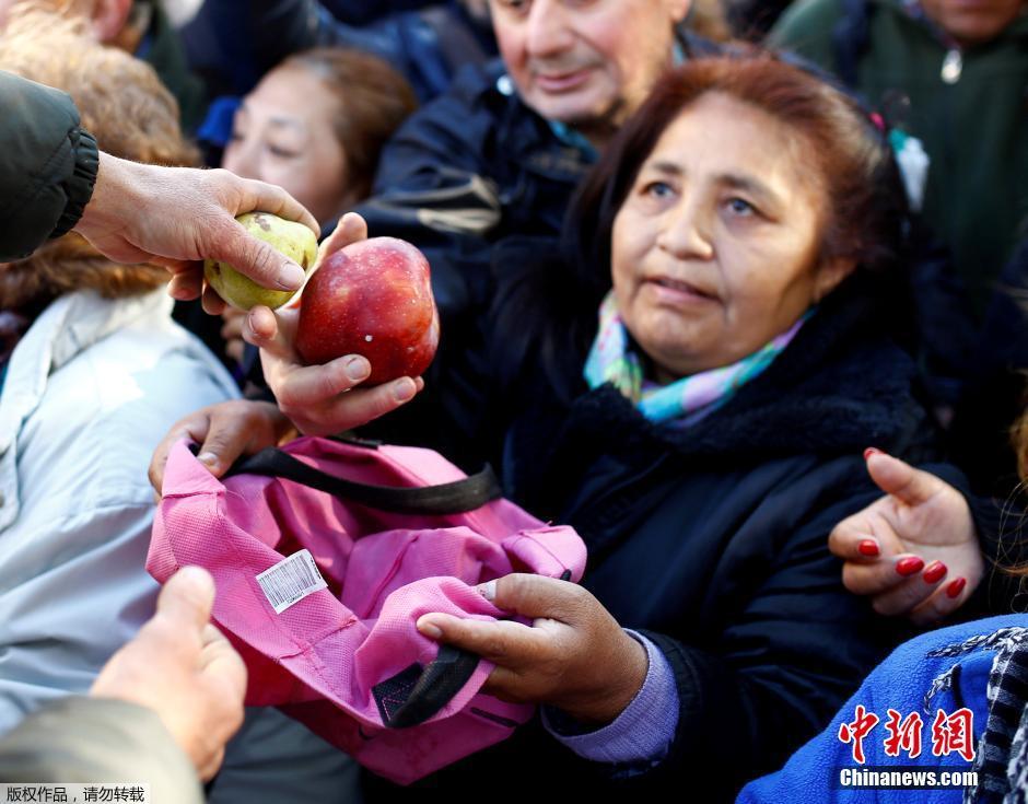 阿根廷果农免费发新鲜水果 以此抗议高昂的生产成本