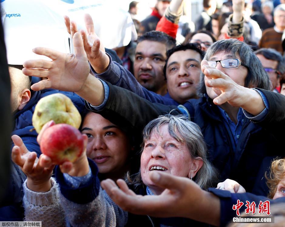 阿根廷果农免费发新鲜水果 以此抗议高昂的生产成本