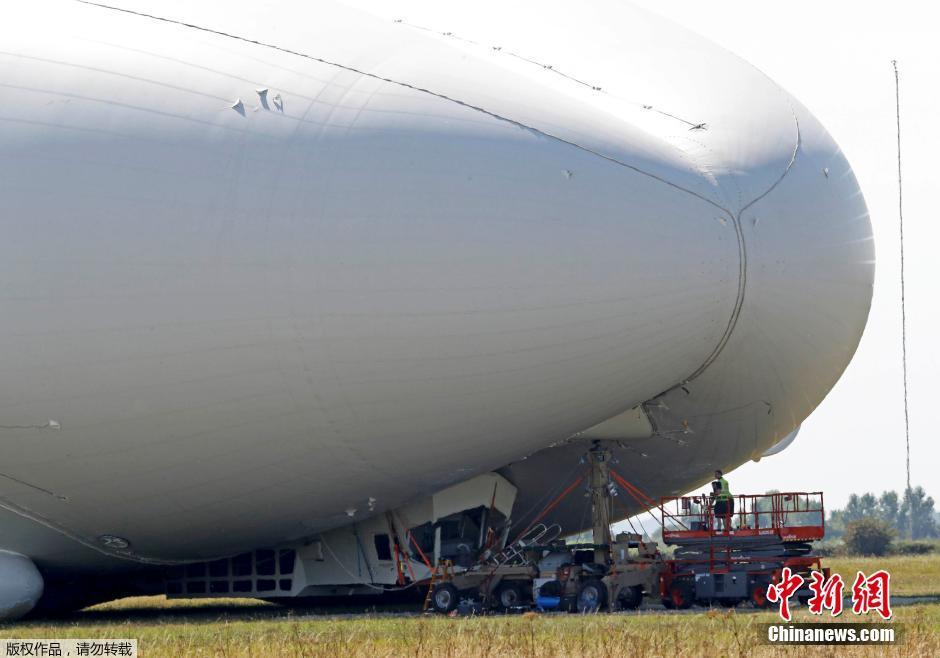 世界最大飞行器试飞7天撞电线杆 驾驶舱严重受损