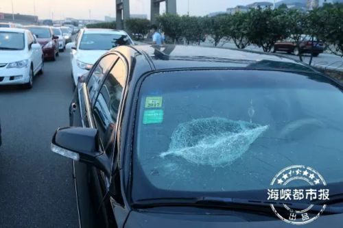 福州三环路车流中 男子持刀打砸多辆小车被制服