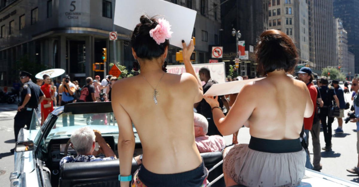 美国纽约女子裸上身 参加“无上装日”游行