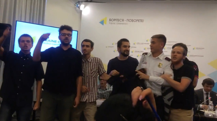 乌克兰学生向副财长扔蛋糕 抗议削减奖学金(图)