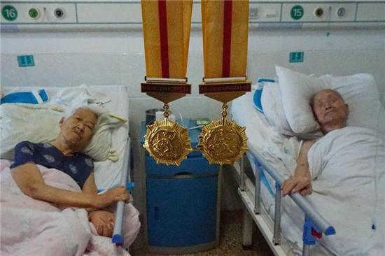 河南9旬夫妇携手走过71年 病床上拉手入眠(图)