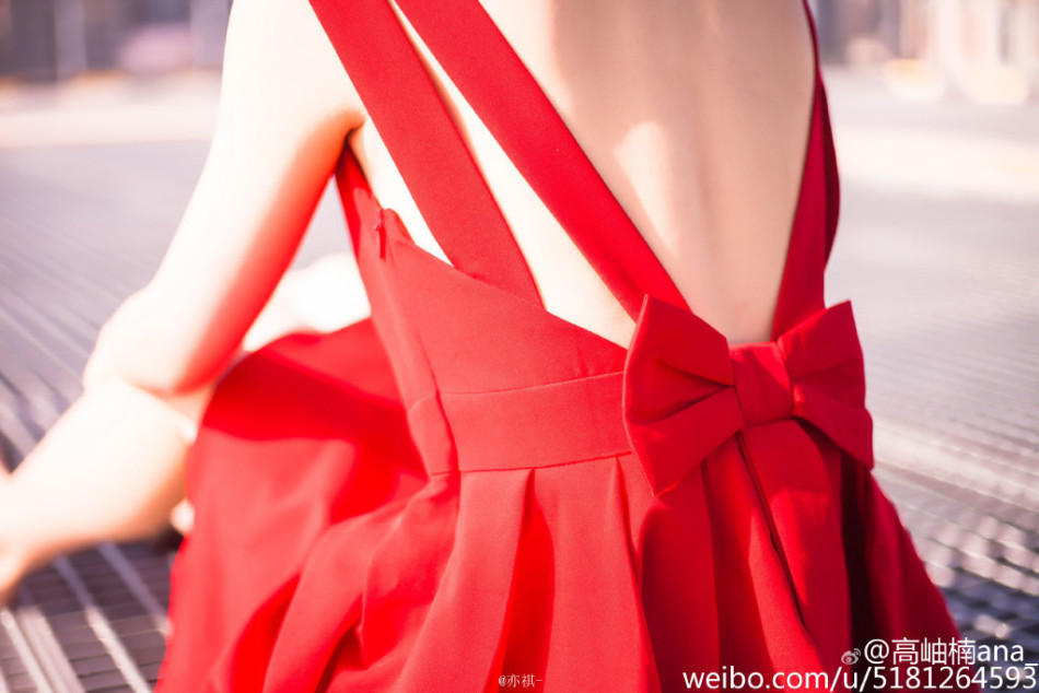 重庆大学校花晒红衣写真 肤白貌美长发及腰