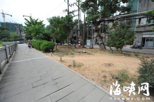 福州绿道惨遭汽车“毁容”：地砖压碎 绿地碾秃