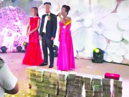 长乐土豪婚礼 给女方见面礼600万现金摆台上