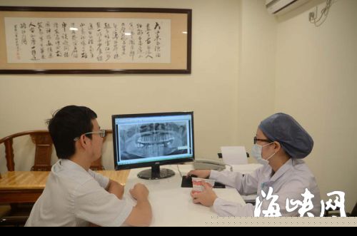 福州东南口腔医院医生向患者说明治疗方案 &nbsp;