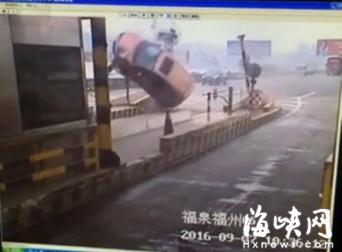 因车速过快 越野车撞向收费站空中翻转360度