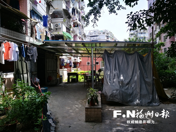 福州长寿园小区绿地上搭起麻将馆 城管下达整改通知
