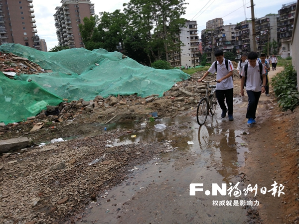 新建道路未动工 福州十四中学生穿越工地上学