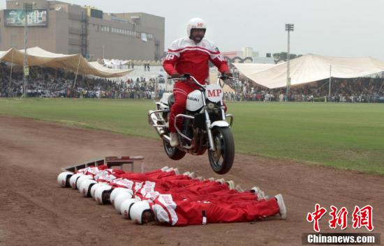 巴基斯坦庆国防日 士兵大秀摩托车特技