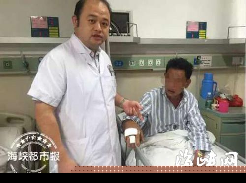 祖屋前除草被眼镜王蛇咬伤 大叔惊险获救