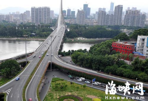 骑电摩闯机动车道小伙坠桥 抢救无效身亡