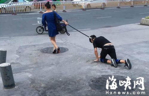 福州五四路 小伙脖子拴绳被女子牵着当街爬行