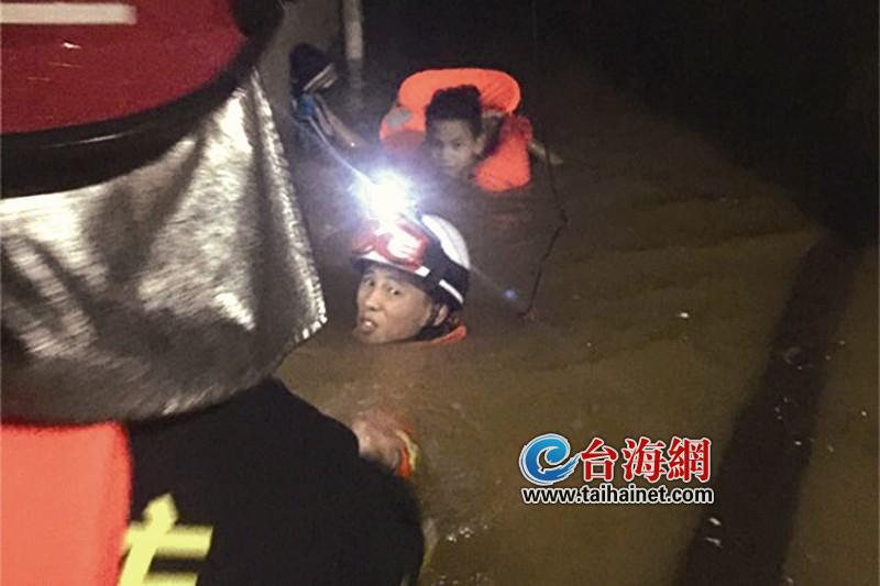 险！漳州市多地突降暴雨 淹了民房5人被困