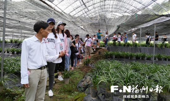 &ldquo;青年新闻人重走长征路&rdquo;采访团走访扶贫模范村