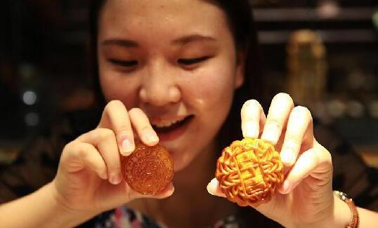 广州大叔制作“假月饼” 一个竟可卖上万元