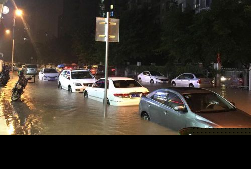 暴雨袭榕3小时降水量超100毫米 大半城区泡水