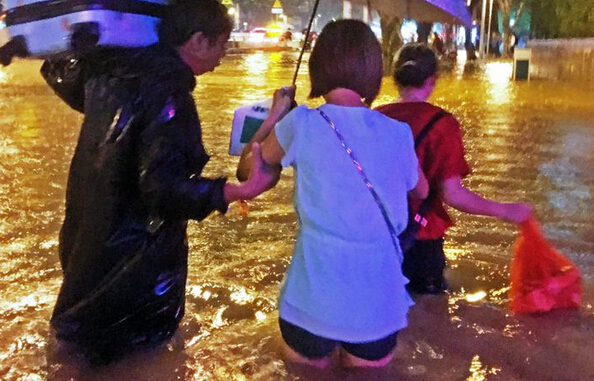 暴雨来袭福州城区39处积水 两百名抢险人员全力排涝