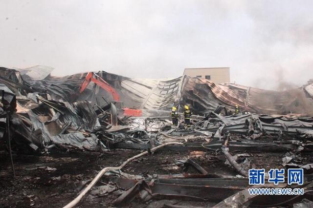 福州精工泡沫厂突发大火 60余名消防员扑救2小时