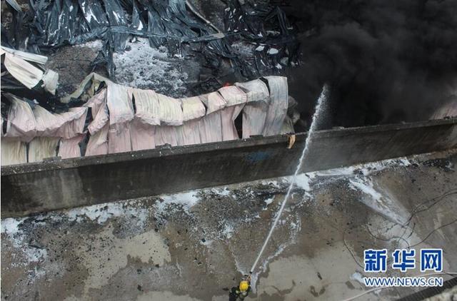 福州精工泡沫厂突发大火 60余名消防员扑救2小时