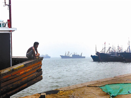 远处中央位置渔船为被扣押的鲁荣渔50885